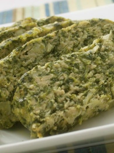 Spinach and Artichoke Chicken Meatloaf made with ground chicken, spinach, Asiago cheese and Panko breadcrumbs makes a healthy weeknight dinner.