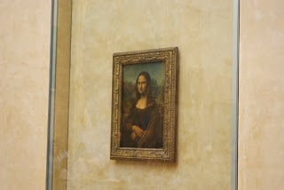 A painting of the mona lisa on the wall