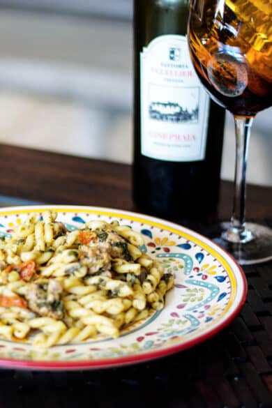 Gemelli pasta tossed with sweet Italian sausage, sun dried tomatoes, creamed spinach, garlic and white wine. 