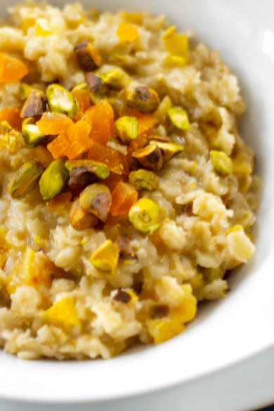 Oatmeal with dried apricots, pistachios and honey