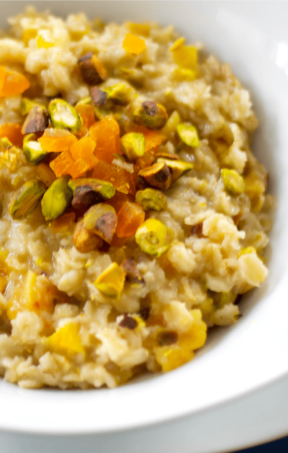 Oatmeal with dried apricots, pistachios and honey