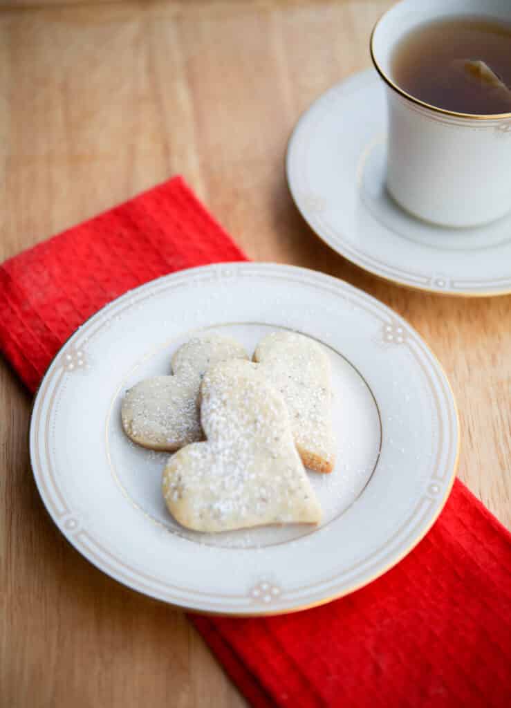 Cinnamon Apple Spice made with four ingredients including tea leaves; which add a Autumn twist to your favorite shortbread cookie.