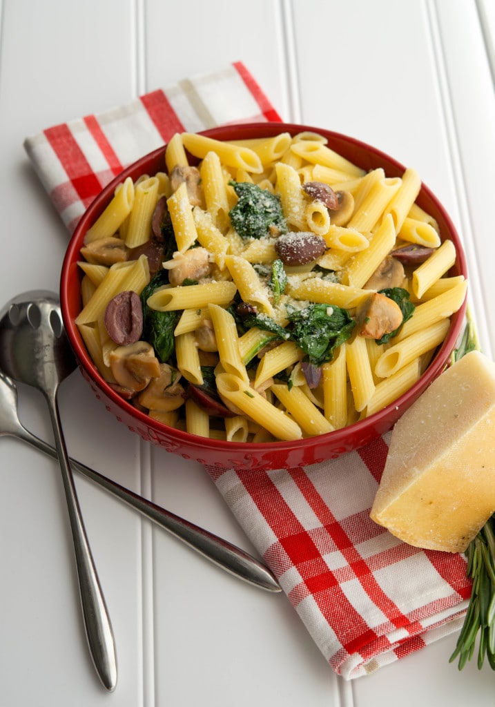 Penne pasta tossed with fresh baby spinach, cremini mushrooms & Kalamata olives, white wine and grated Pecorino Romano cheese. 