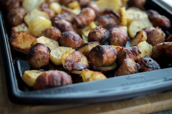 Patatas al horno con salchichas italianas asadas