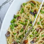 Just a few simple ingredients and this tasty recipe for Spaghetti Carbonara made with bacon and peas is ready in 25 minutes!