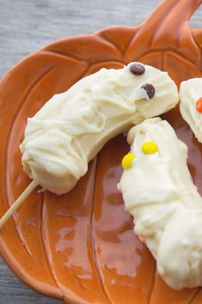 These frozen Halloween Banana Mummies made with fresh bananas, white chocolate and candy eyes are a fun treat to celebrate the ghoulish holiday. 