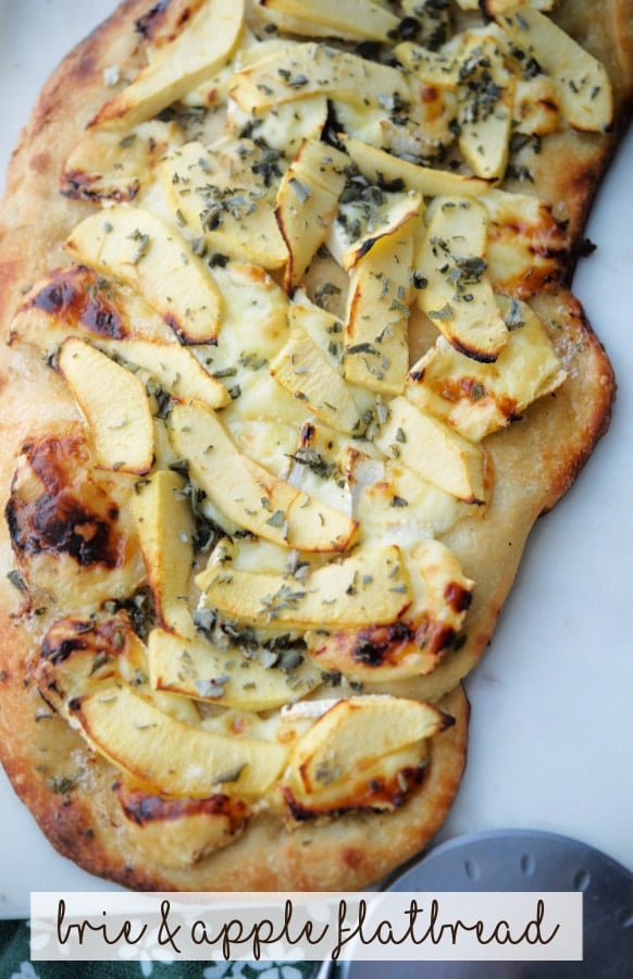 Pizza flatbread with brie and apples