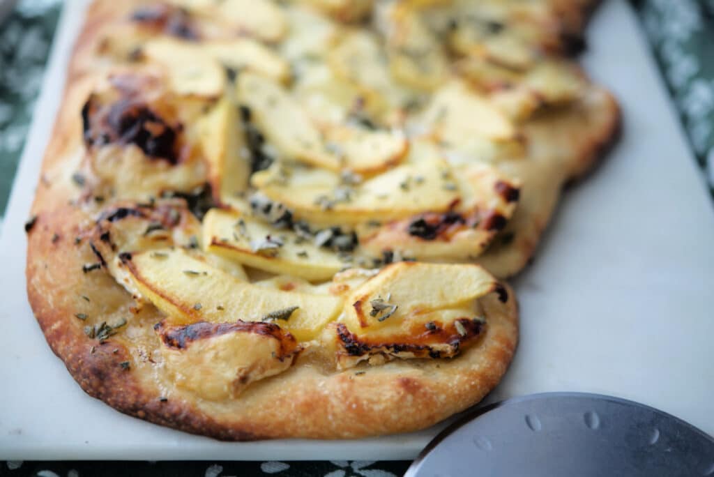 A close up of apple brie flatbread pizza