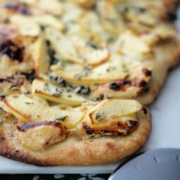 A close up of apple brie flatbread pizza