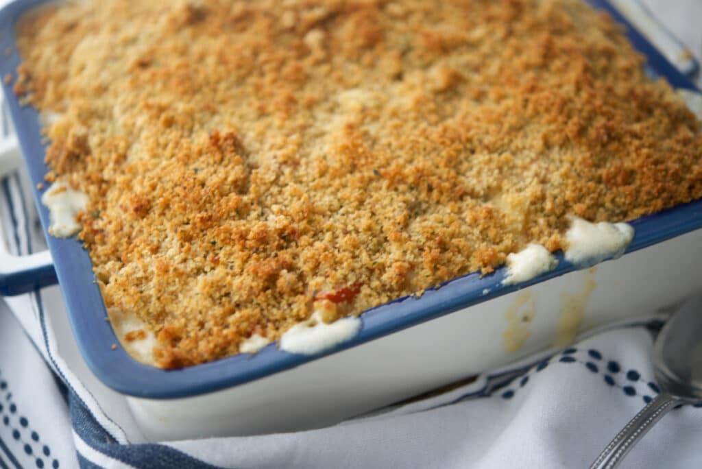 A close up of mac and cheese in a white and blue dish.