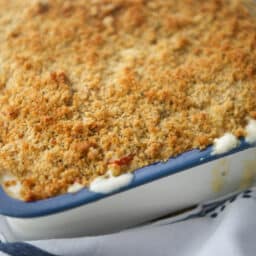 A close up of mac and cheese in a white and blue dish.