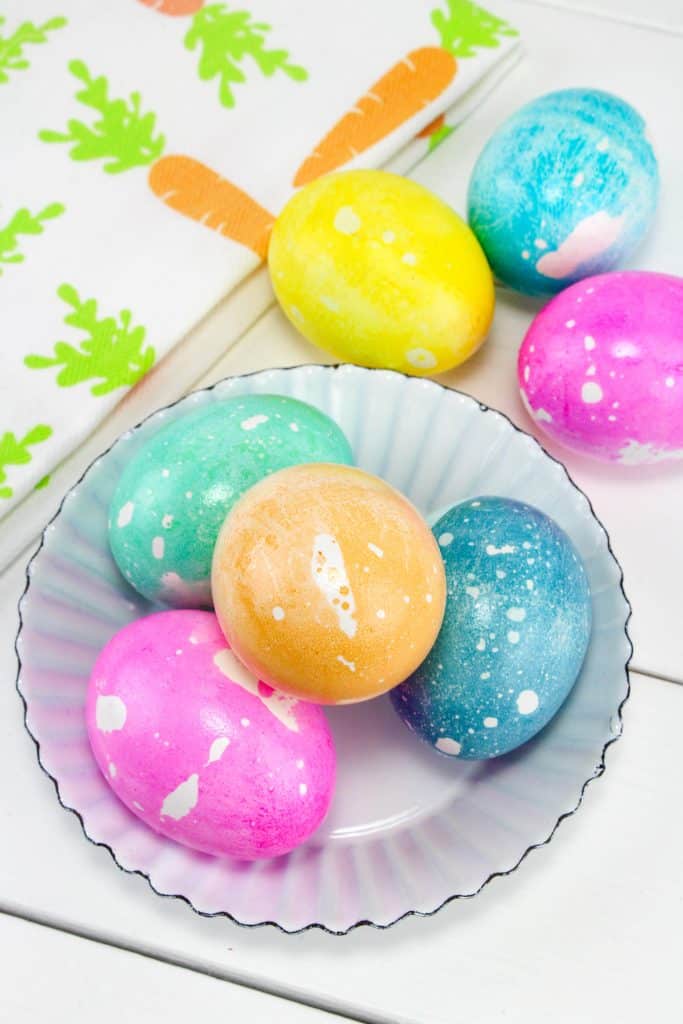 oil and water dyed easter eggs 
