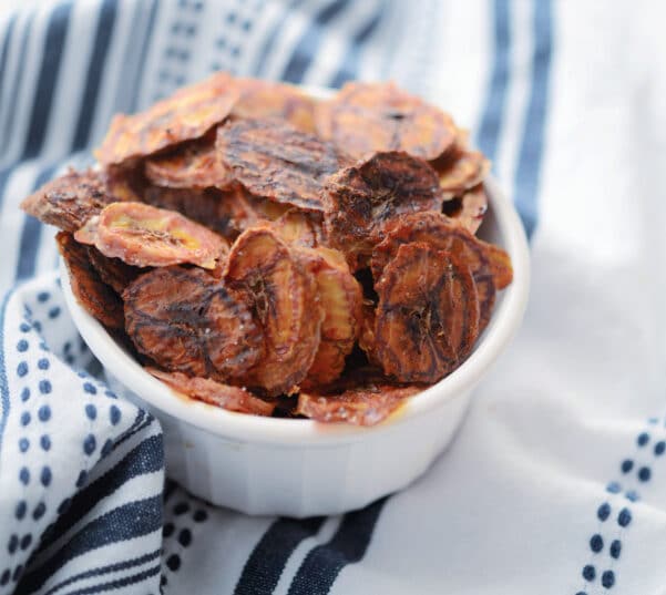dehydrated banana slices in a white bowl