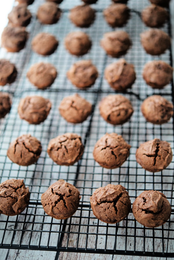 rows of peanut butter brownie bites on a rack