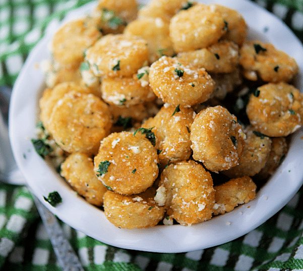 a dish of garlic parmesan tater tots